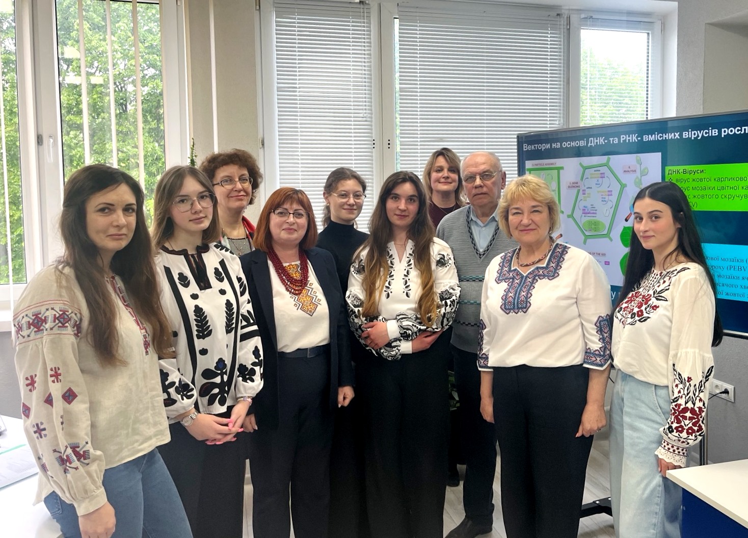 Переможці І етапу Всеукраїнського конкурсу студентських наукових робіт з біології разом із членами журі та науковими керівниками